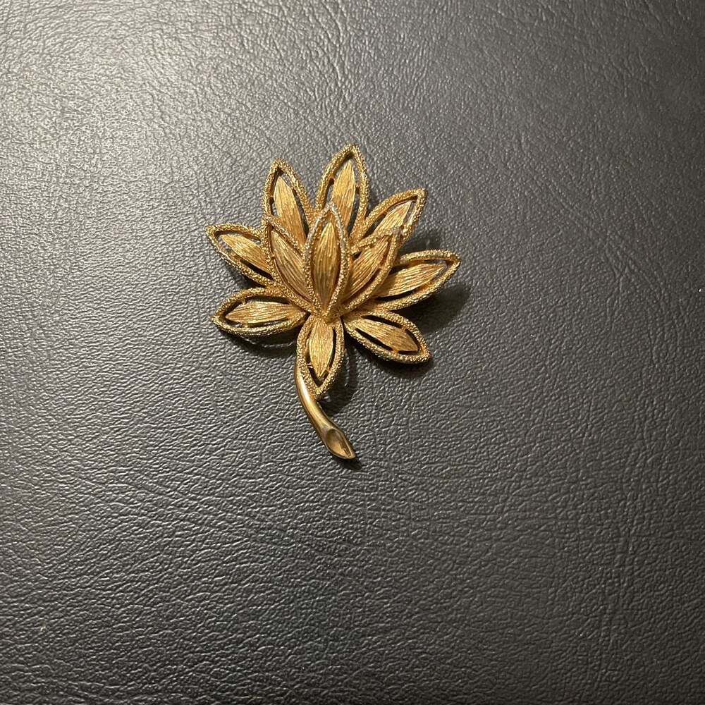 Vintage 1971 Avon Textured Lotus Flower Precious Pretenders Gold Tone Brooch Pin